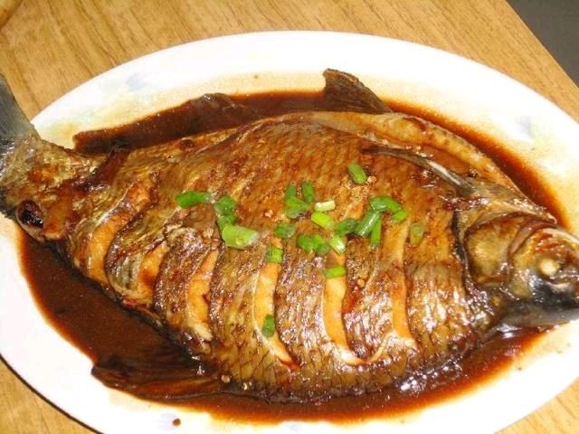 红烧鳊鱼的做法,红烧鳊鱼怎么做好吃,红烧鳊鱼的家常做法 