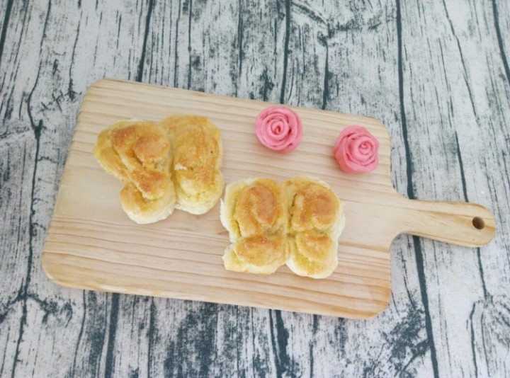 蝴蝶椰蓉面包 蝴蝶椰蓉面包的做法 蝴蝶椰蓉面包怎么做好吃 蝴蝶椰蓉面包的家常做法 京细菜谱
