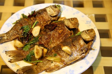 燜鯽魚的做法,燜鯽魚怎麼做好吃,燜鯽魚的家常做法 - 京細菜譜