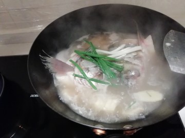 白鰱魚(魚頭豆腐湯 清蒸鰱魚段的家常做法 - 京細菜譜