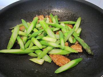 九層塔醬炒雞肉蘆筍的做法,九層塔醬炒雞肉蘆筍怎麼做好吃,九層塔醬炒